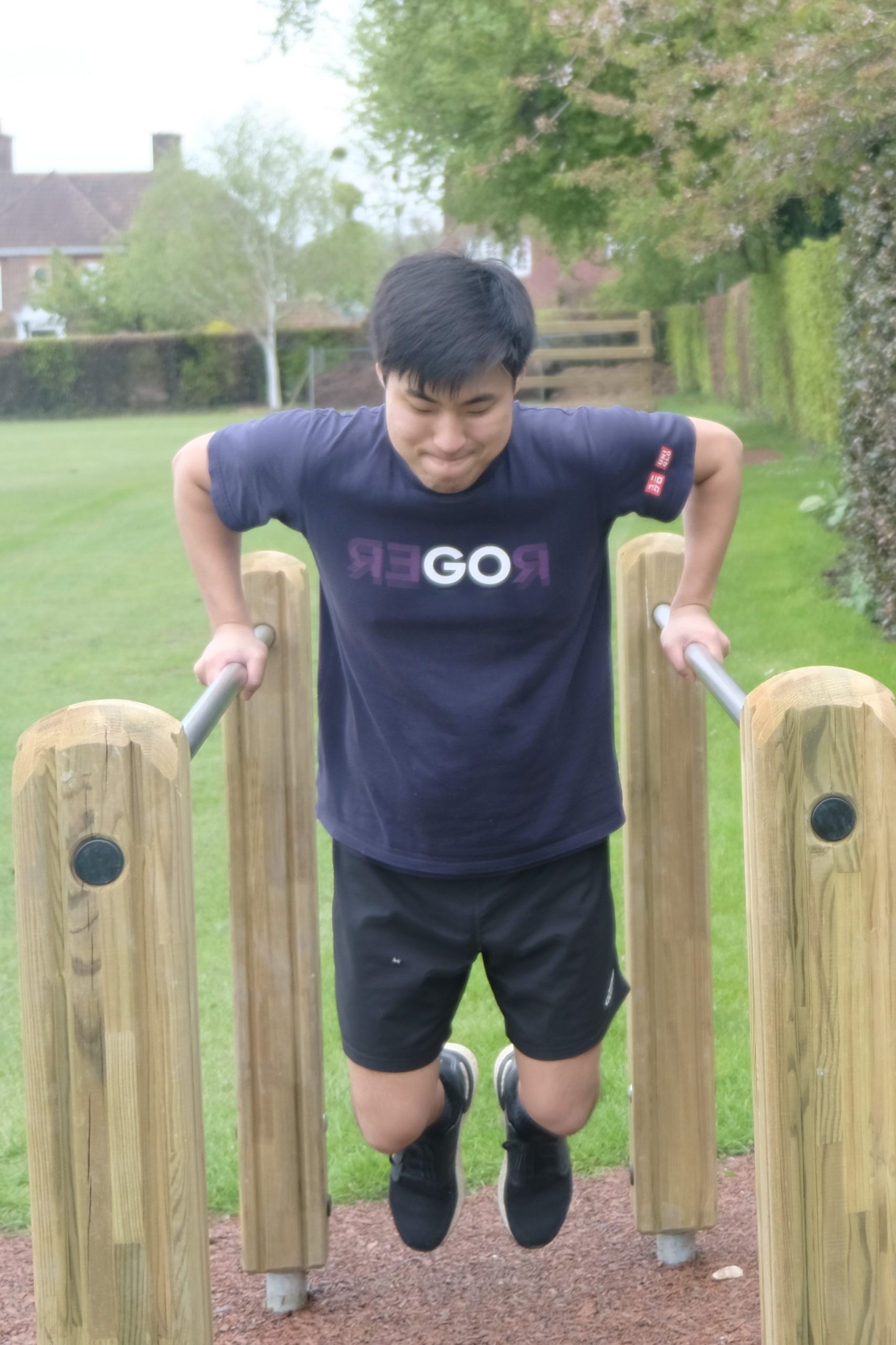 Dan Se using the Parallel Bars