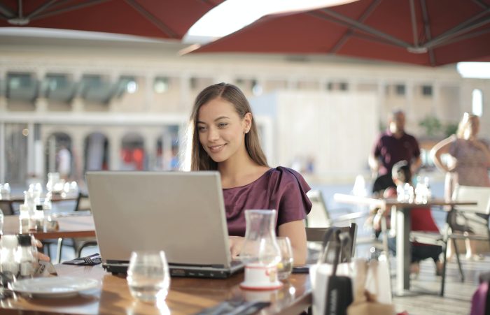 Woman sitting at a laptop in a cafe